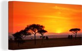 Canvas Schilderij Zonsopgang met de silhouetten van de bomen in het Nationaal park Serengeti - 80x40 cm - Wanddecoratie