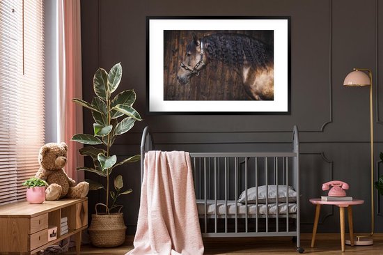 Cheval andalou devant un cadre photo fond en bois noir avec passe partout blanc 80x120