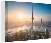 Canvas Schilderij Oriental Pearl Tower in Shanghai tijdens een zonsopgang - 90x60 cm - Wanddecoratie