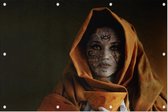 Vrouw met orange kap - Foto op Tuinposter - 90 x 60 cm