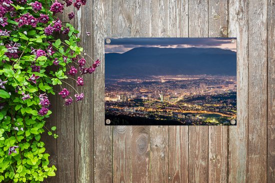 Dim Sarajevo devant une montagne en Bosnie-Herzégovine Poster Jardin 60x40 cm - petit - Toile de jardin / Toile d'extérieur / Peintures d'extérieur (décoration de jardin)