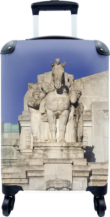 methodologie Meerdere Verslijten Koffer - Een standbeeld van Pegasus op de voorgevel van het station van  Milaan - Past... | bol.com
