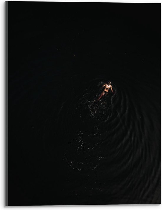 Acrylglas - Vrouw Zwemmend in Water in het Donker - 30x40cm Foto op Acrylglas (Met Ophangsysteem)