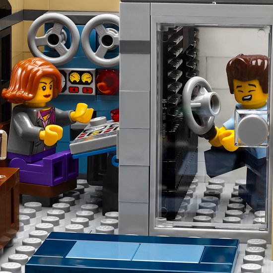 LEGO minifiguren in een controlekamer met wielen en displays.