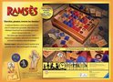 Achterkant van het bordspel Ramses, met spelbord, kaarten en uitleg.
