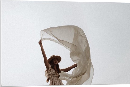 Dibond - Dansende Vrouw met Doeken - 90x60cm Foto op Aluminium (Met Ophangsysteem)
