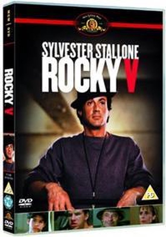 Sylvester Stallone als Rocky V, met een pet en trainingspak.
