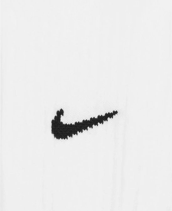 Gros plan sur le logo Nike noir 'swoosh' sur tissu blanc