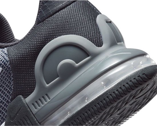Close-up van de hiel van een grijze Nike sneaker met zichtbare Air Max demping en een grijze versteviging.