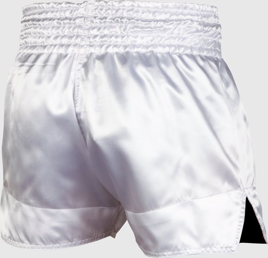Achterkant van een witte Muay Thai broek van satijn met elastische tailleband en split aan de zijkant.