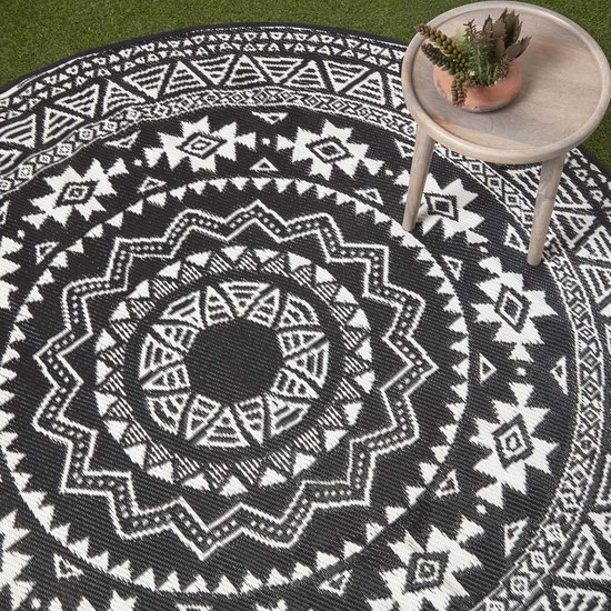 HOMESCAPES Round Outdoor Rug for Garden Patio Luxury Black and White Mosaic Design Waterproof Round Reversible Recycled Plastic Mat for Picnic Camping Backyard 180cm Seamless