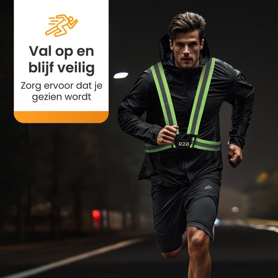 Man in de nacht, loopt op straat met een geel reflecterend sportvest.