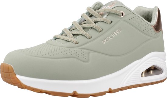 Linker lichtgroene Skechers sneaker met koperkleurige accenten, witte zool en luchtdemping.