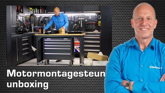 Homme en chemise bleue sourit, avec un atelier en arrière-plan et le texte 'Datona Motormontagesteun unboxing'.