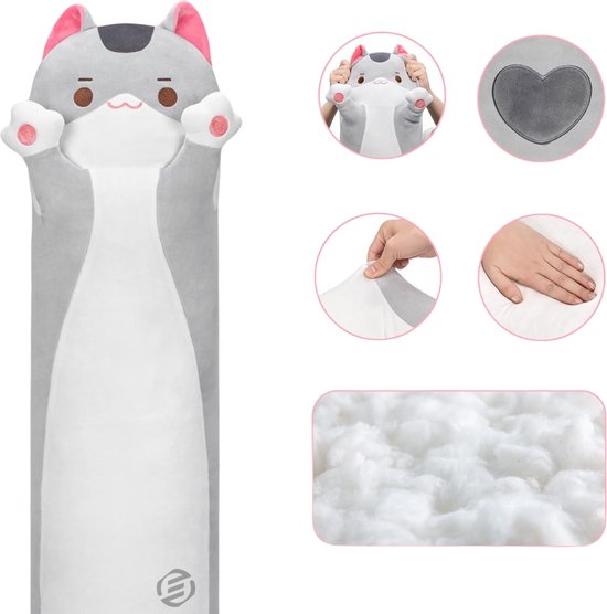 Un long coussin en peluche gris en forme de chat avec des oreilles roses, des pattes blanches et un détail en forme de cœur. Des gros plans montrent le tissu, le rembourrage et le détail du cœur.