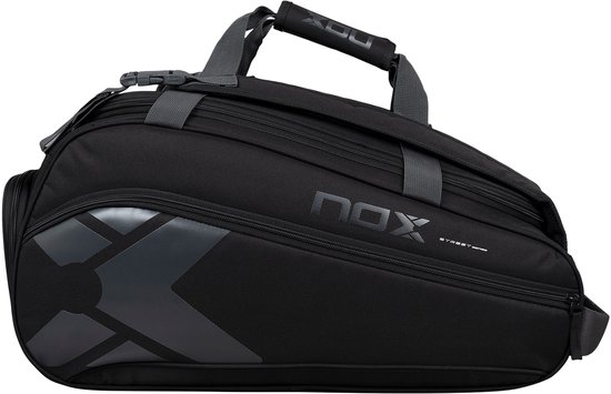 Zwarte sporttas met grote grijze X-vormige reflecterende opdruk en NOX-logo.