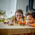 Mère et fille jouent avec l'ensemble de remorque à chevaux LEGO Friends sur une table en bois.