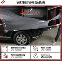 Een donkergrijze autoverdek wordt over een zwarte auto getrokken, toont elasticiteit en binnenkant.
