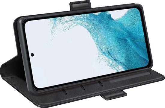 Zwarte openklapbare wallet case met telefoon met blauw-groen achtergrondsysteem.