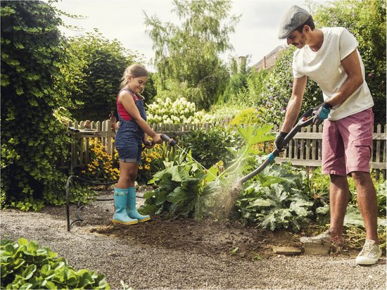 Man en meisje sproeien planten in een tuin met een Gardena spuitpistool.