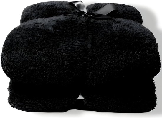 Zwart, wollig plaid gebonden met een zwart lint.