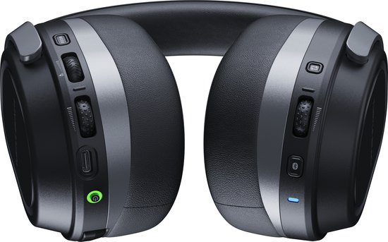 Zwarte Turtle Beach Stealth 700 Gen 3 gaming headset, van voren gezien met oplaadpoort en indicatorlampjes.