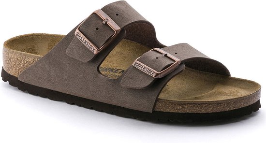 Bruine Birkenstock Arizona slipper met twee gespen en een kurken voetbed.