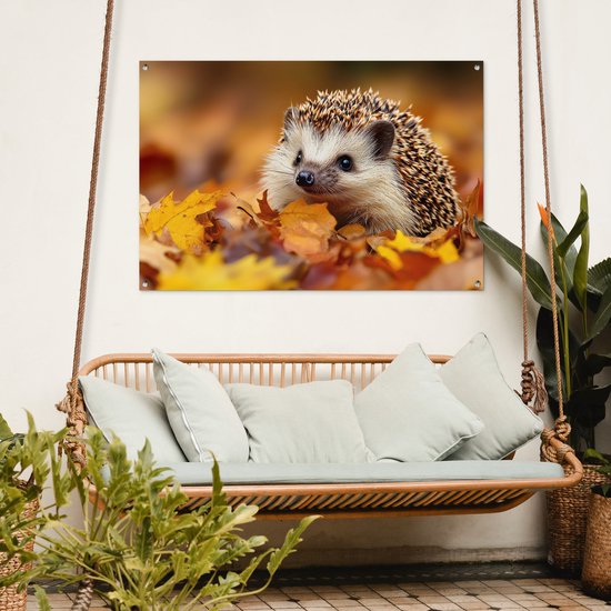 Egeltje in herfstbladeren hangend boven een bankje.
