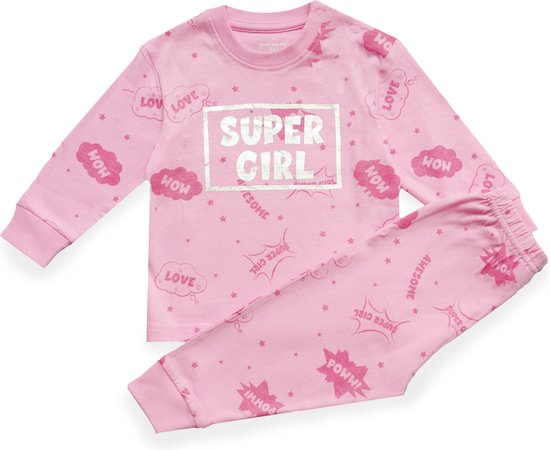 Roze pyjama met lange mouwen en lange broek, bedrukt met 'SUPER GIRL' in zilverkleurige letters en diverse comic-achtige figuren zoals 'LOVE', 'WOW', 'AWESOME' en sterren.