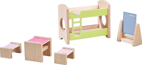 Houten poppenhuis kinderkamer met eenpersoonsbed, tafel met stoelen en een schoolbord.