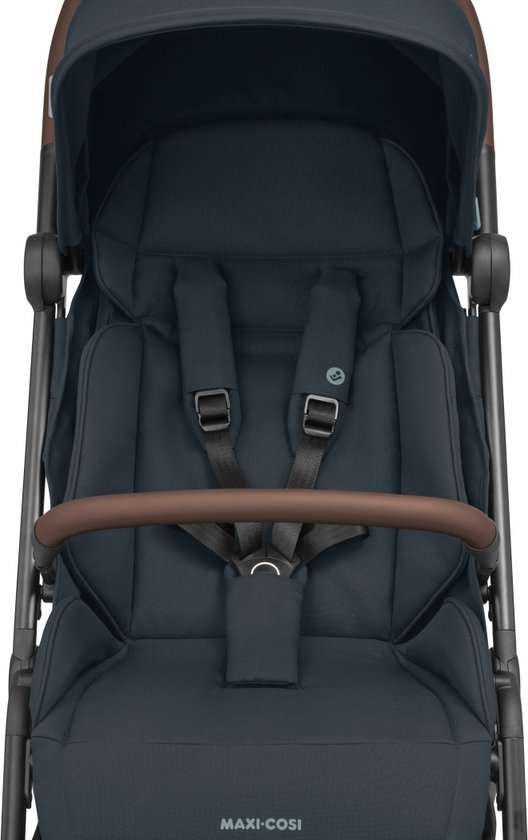 Close-up van de zitting van de donkerblauwe Maxi-Cosi kinderwagen met bruine veiligheidsharnas en -beugel.
