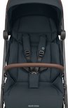 Close-up van de zitting van de donkerblauwe Maxi-Cosi kinderwagen met bruine veiligheidsharnas en -beugel.