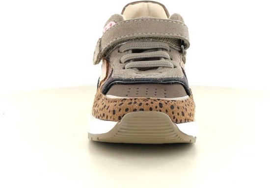 Bruine sneaker met panterprint, taupe en roze details. Klittenbandsluiting met veters.