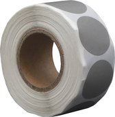 Een rol met zilveren ronde stickers, zilveren cirkels zichtbaar op de rol.
