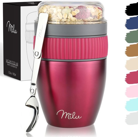 Tasse Milu Bordeaux Muesli To Go avec cuillère, remplie de muesli. Boîte d'emballage visible. Nuancier à côté.
