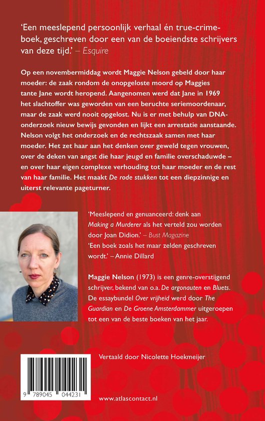 Portret van Maggie Nelson met halflang blond haar, witte huid en een zwart-witte geblokte blazer. De achtergrond is rood.