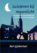 Boek 'Luisteren bij maanlicht' met een maan en kerken op de voorkant. Geschreven door Bart Gijsbertsen.