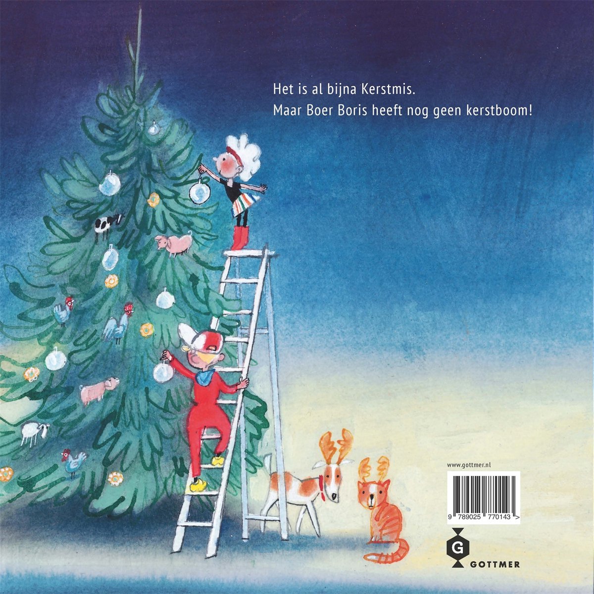 Een kerstboom met kerstballen. Een jongen en een meisje versieren de boom. Een rendier en een kat staan op de grond.