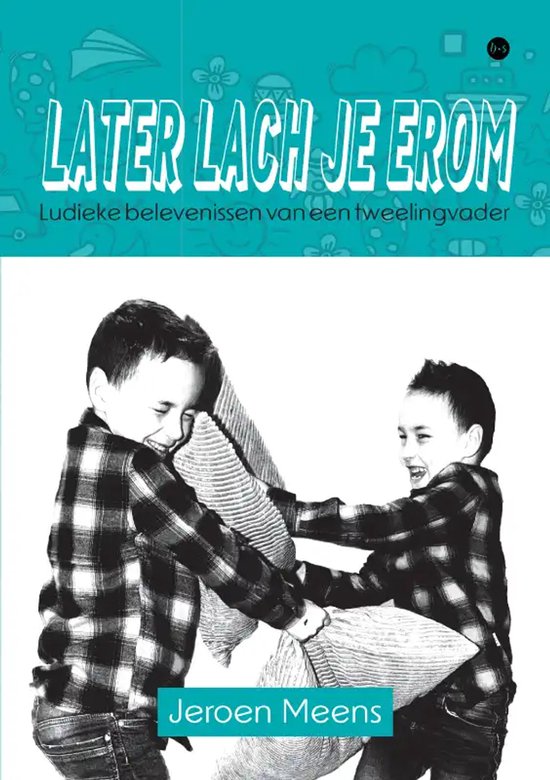 Twee lachende jongens met geruite hemden die met kussens vechten. De titel 'Later lach je erom' staat bovenaan.