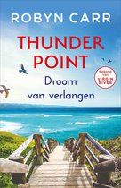 Boekcover: Een houten trap naar een strand met azuurblauw water en golven. Vogels vliegen boven de zee. Titel: Thunder Point - Droom van verlangen.