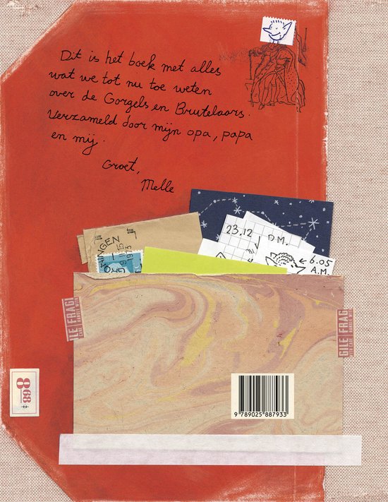 Oranje boek met handgeschreven tekst en collages van postzegels en notities.