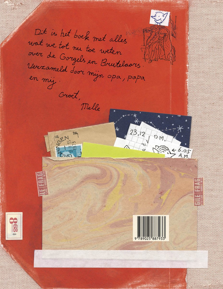 Oranje boek met handgeschreven tekst en collages van postzegels en notities.
