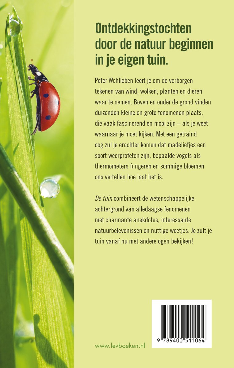 Boekomslag van 'De tuin' met op de voorgrond een lieveheersbeestje op een grasstengel en tekst over de natuur.