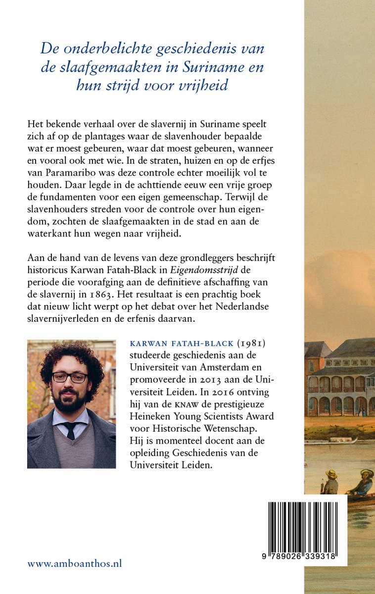Portret van Karwan Fatah-Black met links een schilderij van historische gebouwen aan een waterkant met een roeiboot.