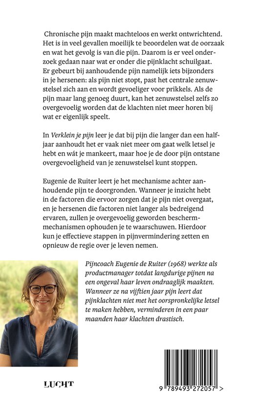 Pijncoach Eugenie de Ruiter met bril, lachend, gekleed in een donkerblauw shirt.
