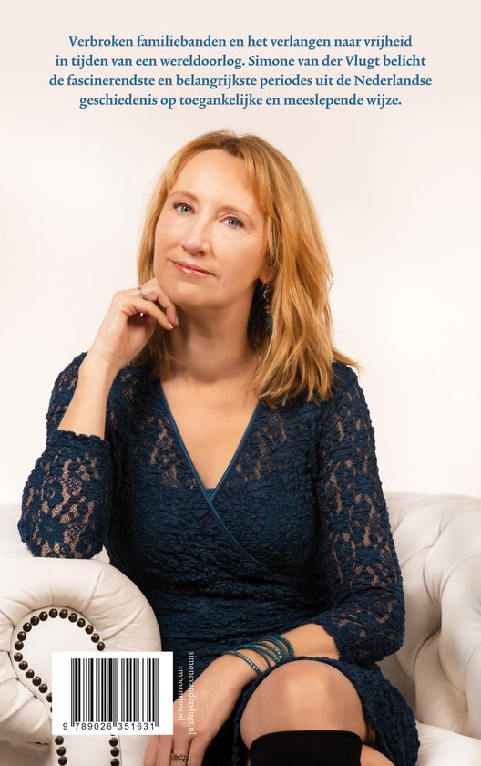 Simone van der Vlugt met blond haar, gekleed in een donkerblauwe jurk, zittend op een witte bank.
