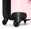 Détail des roulettes noires de la valise et du côté rose à pois.