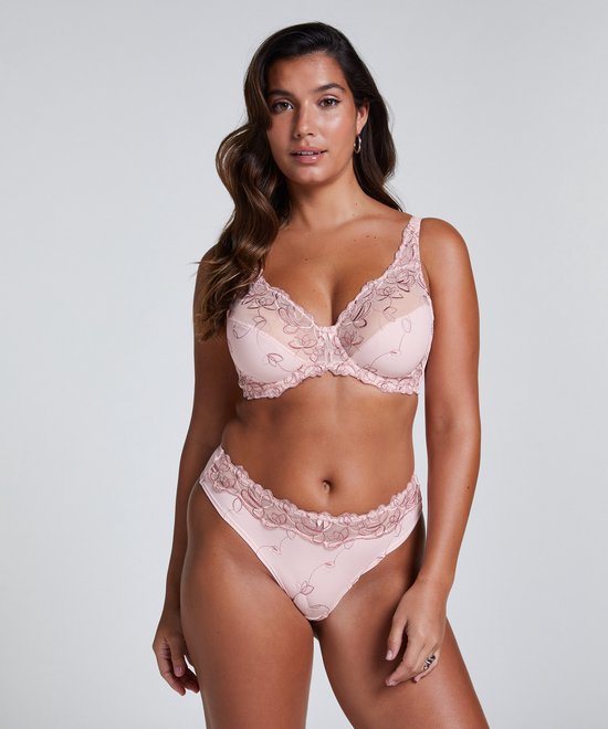 Een roze beugelbeha en bijpassende slip met delicate bloemenbroderie op de cups en de sliprand.