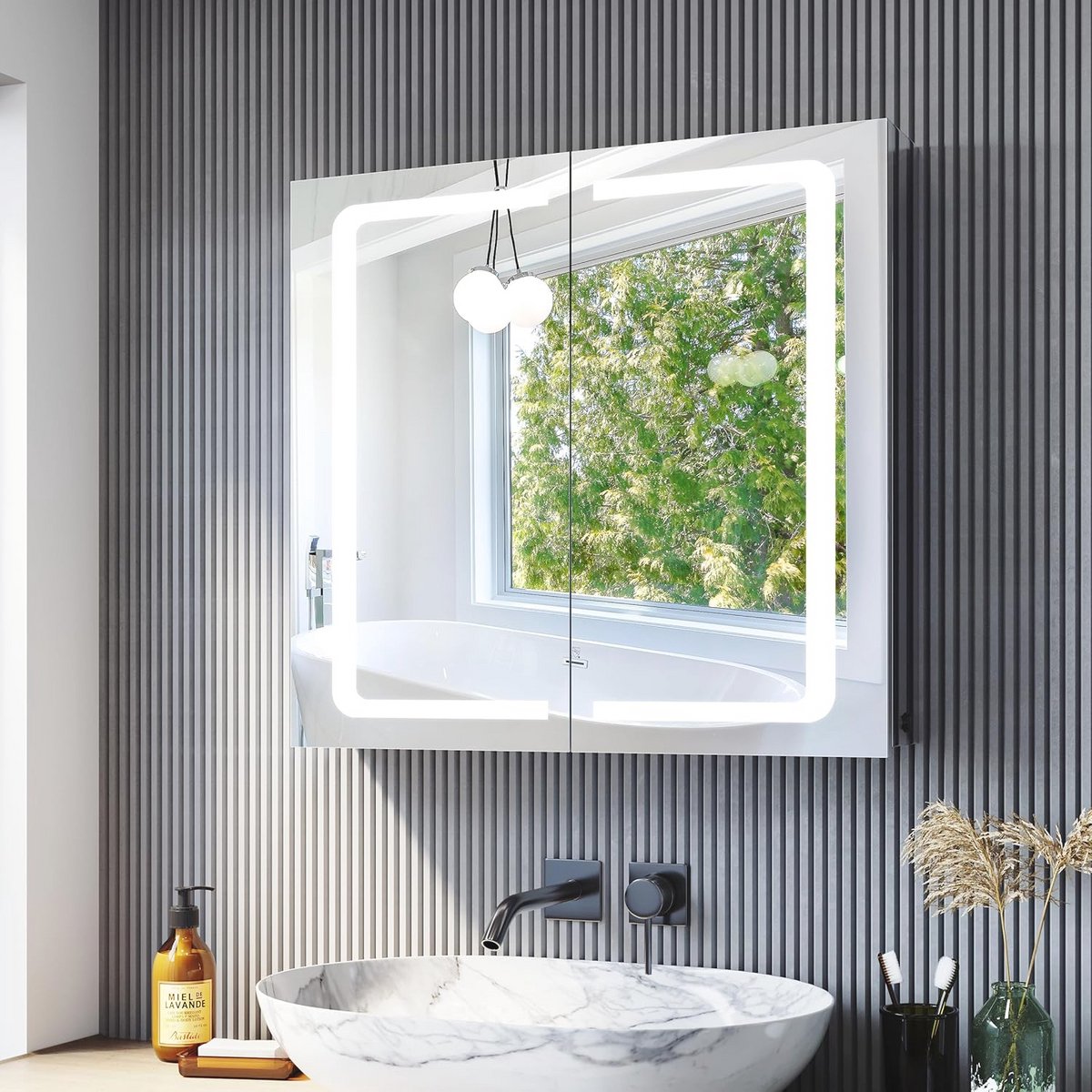 LED Spiegelkast met Verlichting en Stopcontact - 70 x 65 cm