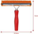 Raamtrekker met oranje spons en rood houten handvat.